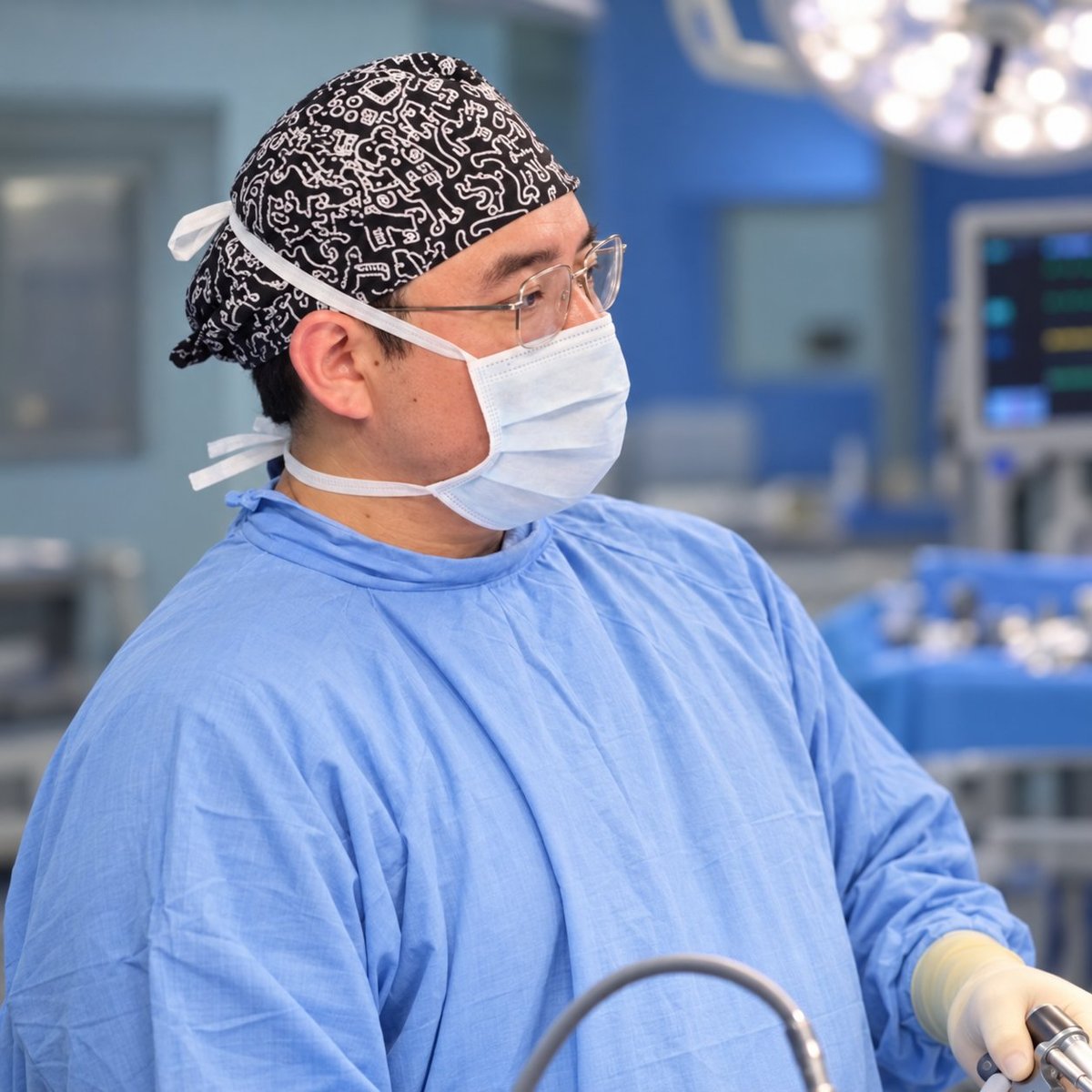 Dr. Carlos Arturo Martínez realizando cirugía laparoscópica en quirófano